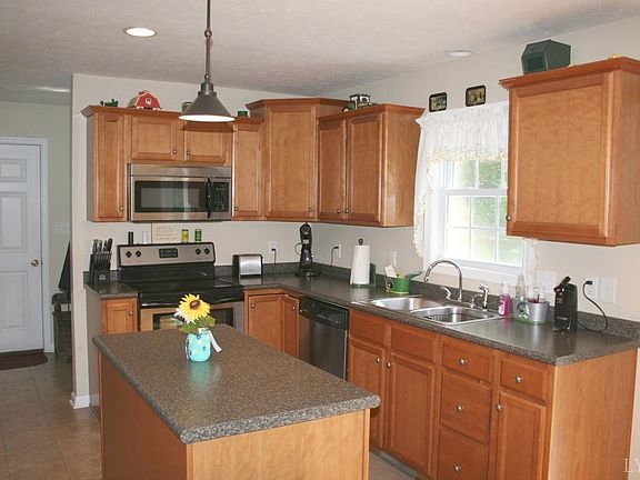 5th image of 221 Courtland Dr
