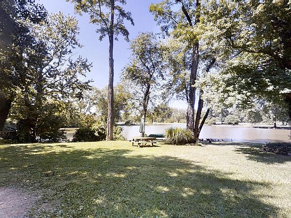 3rd image of 293 McCrossen Dr