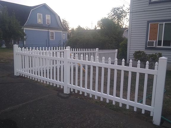 left view of new vinyl fence.