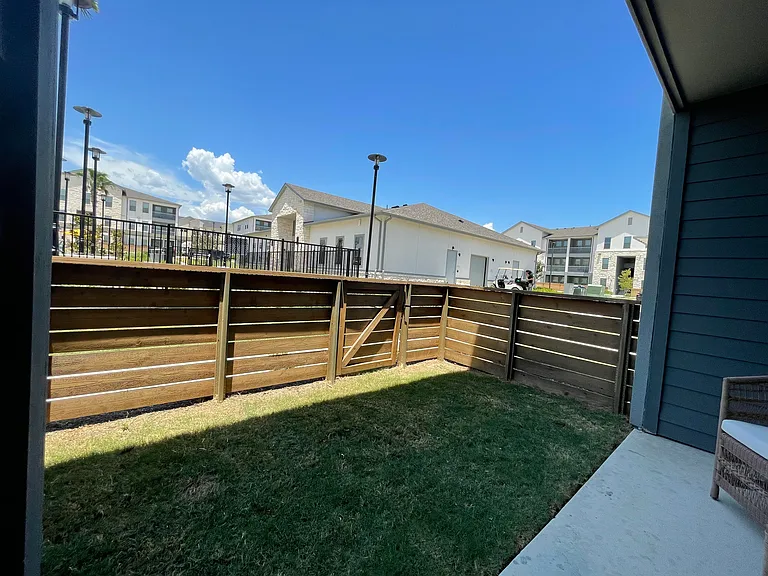 Commercial Loop — Photo 8