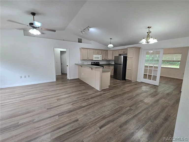 292 N Fitzpatrick Ave — Photo 2