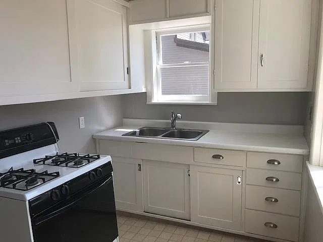 213 Perry St — Photo 4