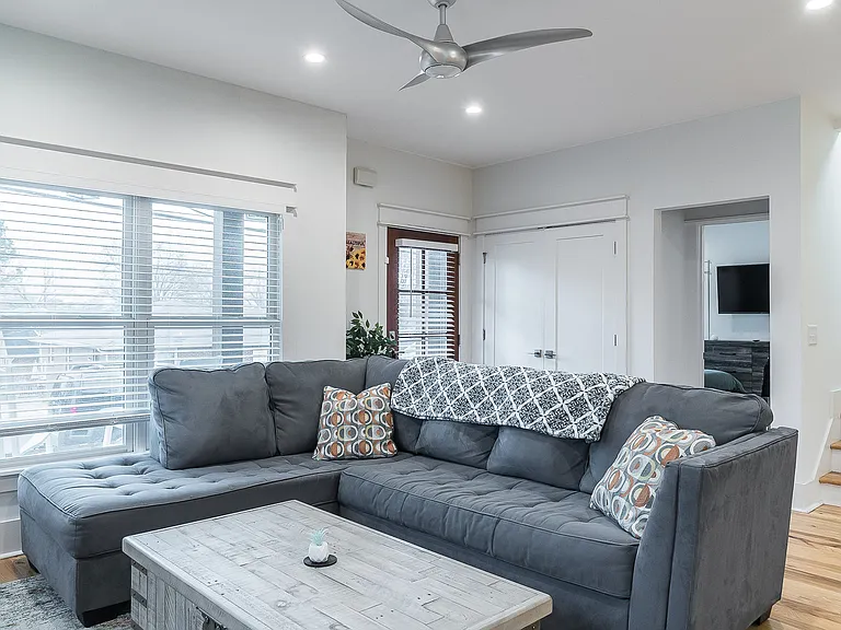 925 Mansfield Ave — Photo 4