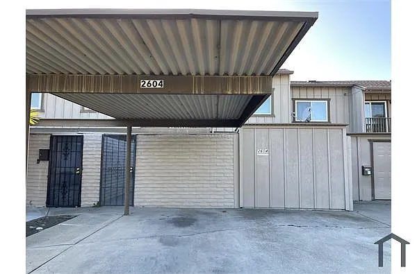 2604 Fairmont Ln photo 1