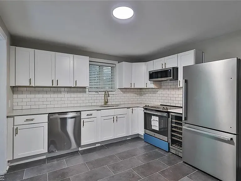 Kitchen - Tile Floor, Granite Counters, Stainless Steel Appliances