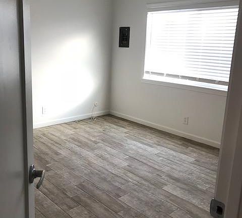 5th image of 881 N Oakland Ave #2