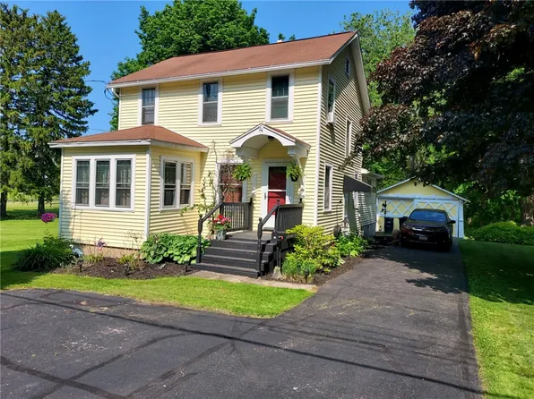 24 Banta St, Phelps, NY 14532
