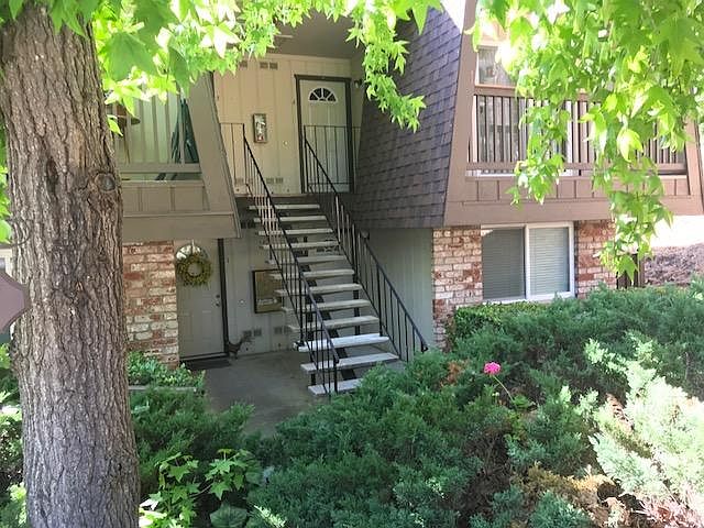 Front door (lower apartment)
