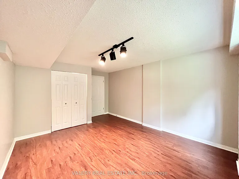 66 Bonacres Ave #LOWER — Photo 3
