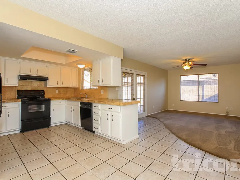 5526 W Angela Dr — Photo 6