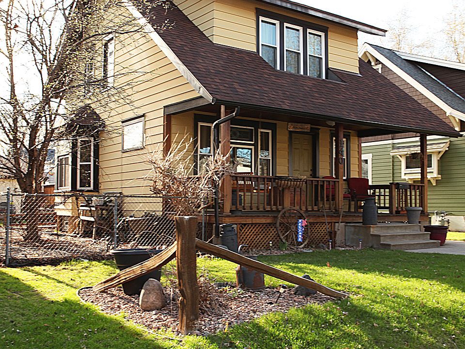 1st image of 140 8th Ave S