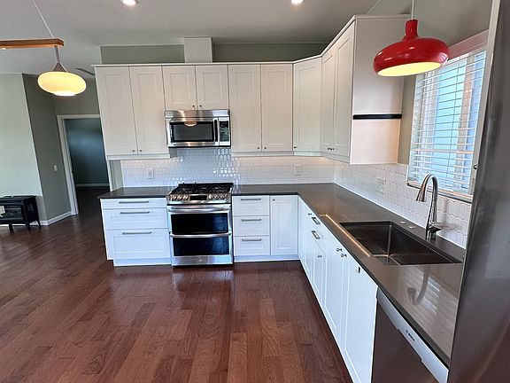 Large open kitchen w/LG appliances, Bosch DW and split oven. Whole house water softener with refined drinking water from every faucet.
