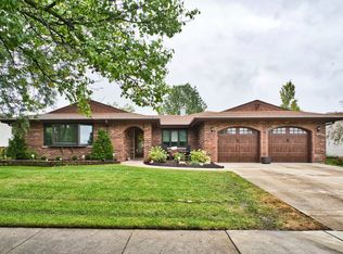 2200 Sherborn Ln, Schaumburg, IL 60193