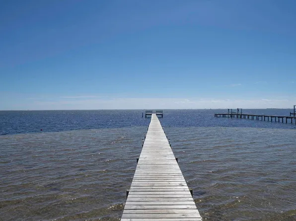 1817 E Smugglers Cove Dr, Gulf Breeze, FL 32563