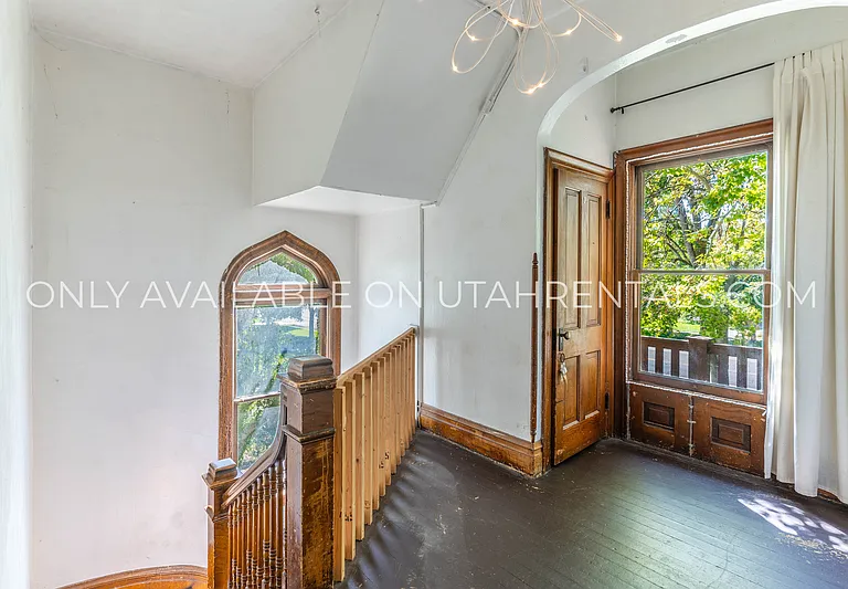 429 E Center St — Photo 1