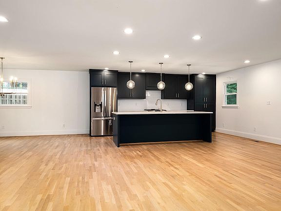 5th image of 3415 Hillway Dr
