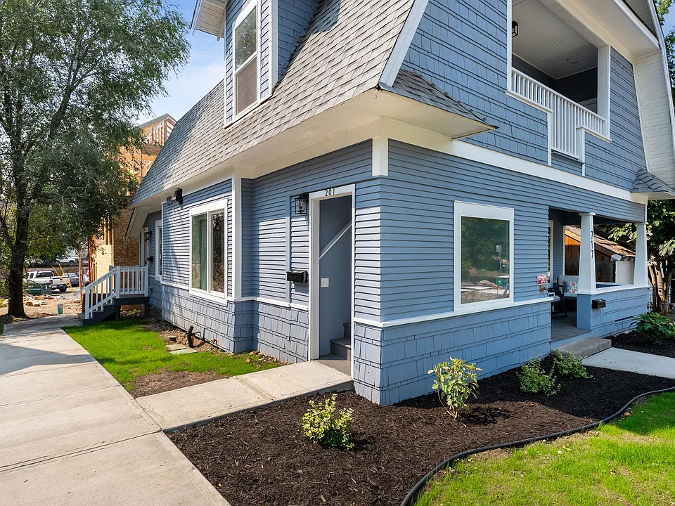 717 W Spofford Ave #201