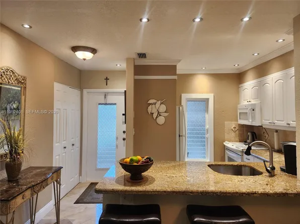 5100 NW 35th St APT 101, Lauderdale Lakes, FL 33319