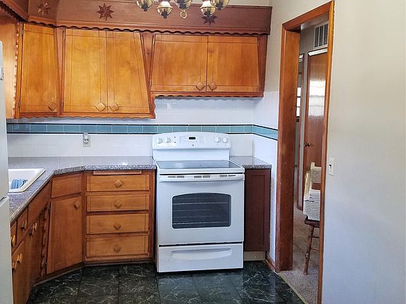 4th image of 3116 S Saint Clair Ave