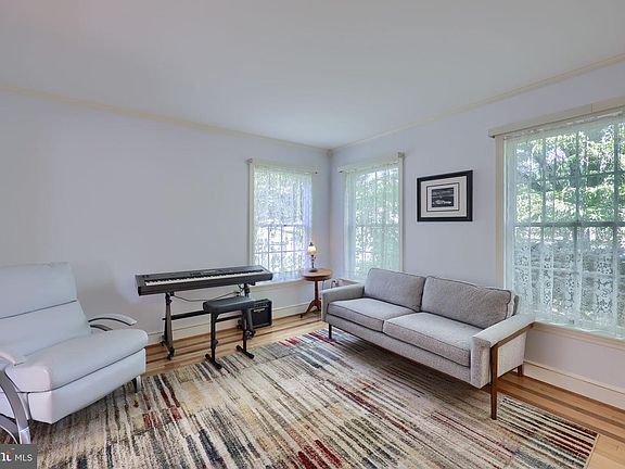 5th image of 404 Rhoda Dr