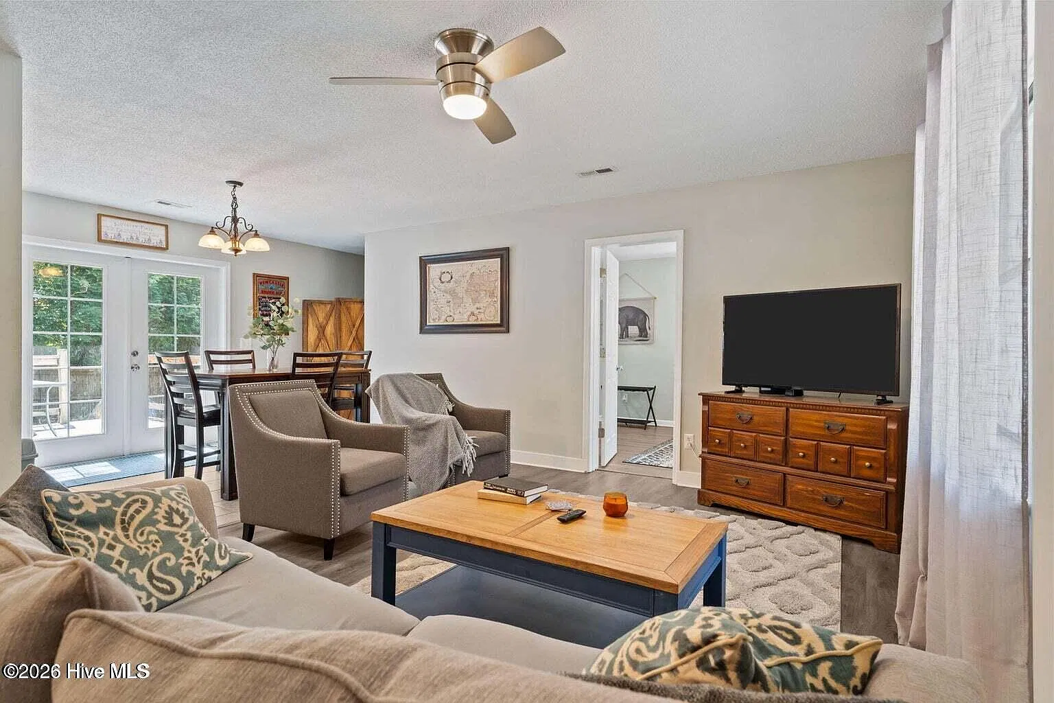 3 bed, 2.0 bath, 1158 sqft, $2,000 — Photo 3