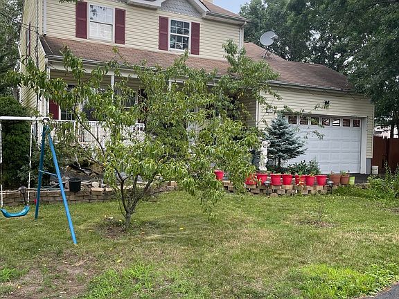 4th image of 1495 Oak Street