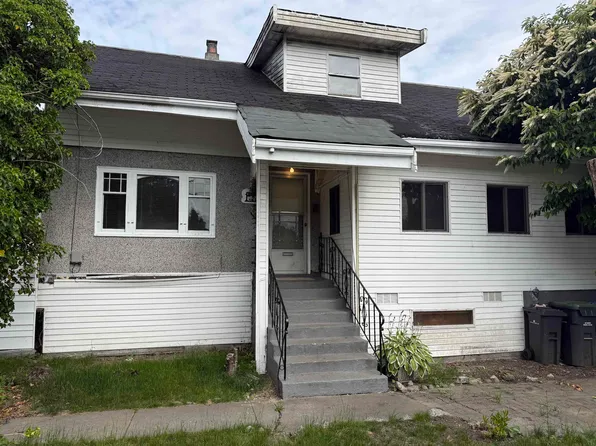 220 Devoy St, New Westminster, BC V3L 4E7