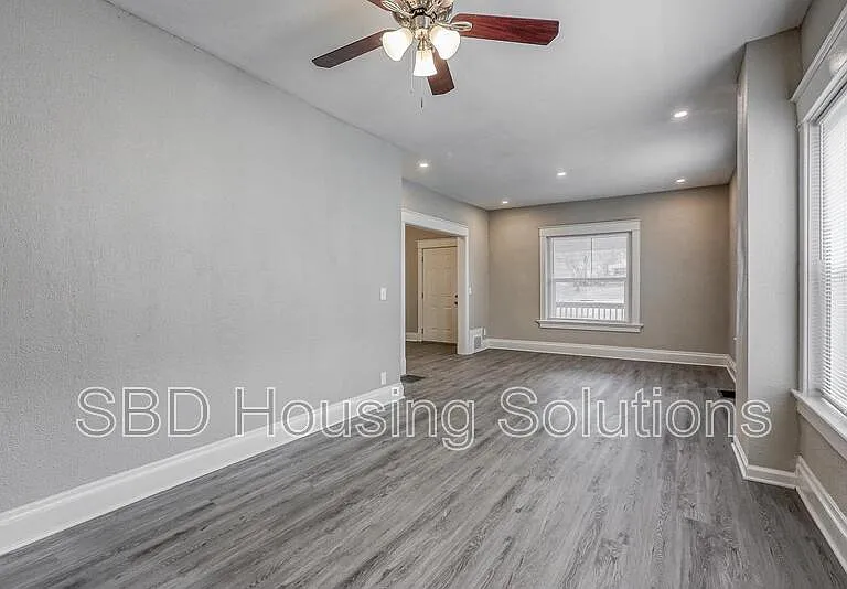 2256 S Sterling Ave — Photo 3