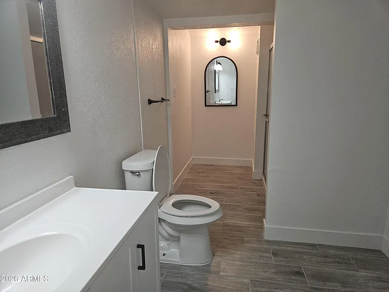 1584 N Wood St — Photo 7