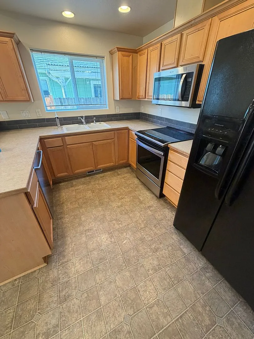 **Move In Special** 4 Bedroom Pet Friendly Home Near Timber Ridge School! — Photo 4