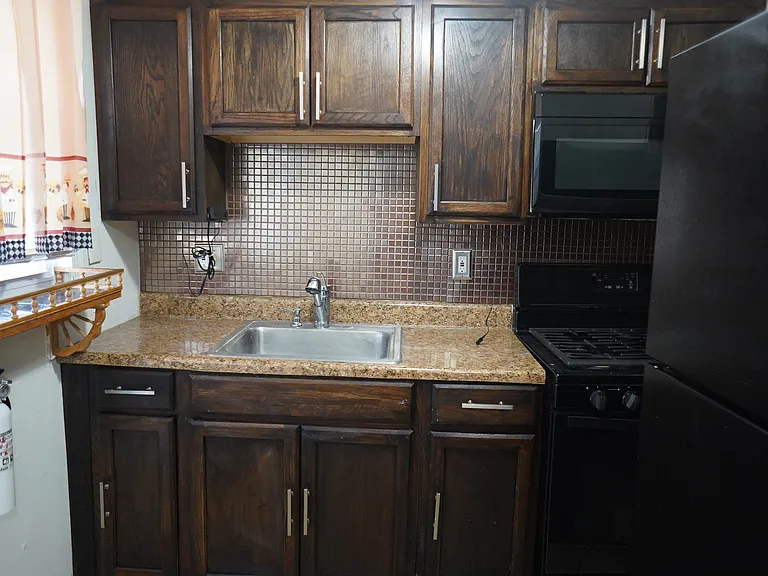2747 Iverson St — Photo 2