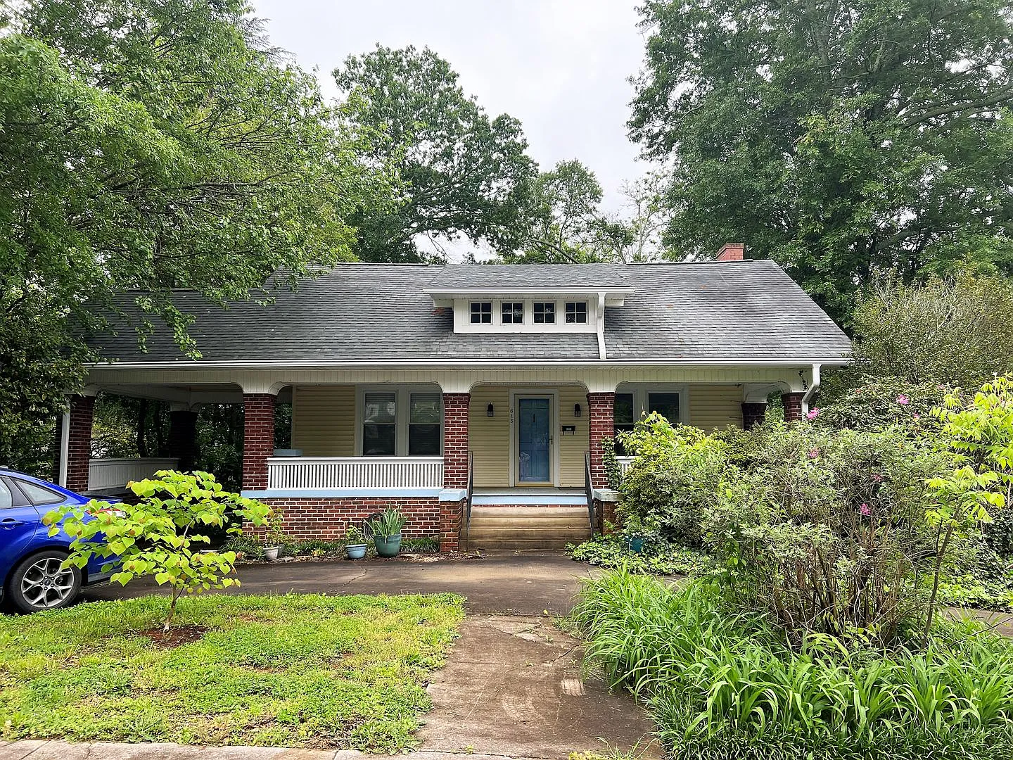 Large 3 bedroom 1 bath historic home with large lawn — Photo 1