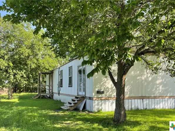407 Moffitt St, Yoakum, TX 77995