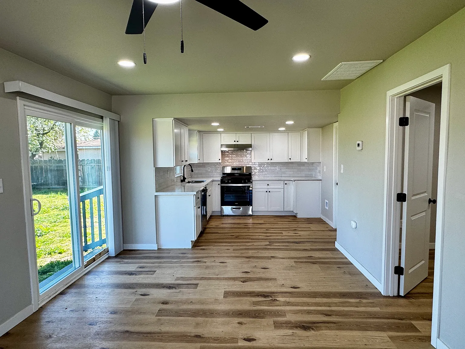 2 bed, 2.5 bath, 825 sqft, $1,950 — Photo 2