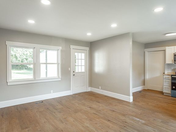 3rd image of 1732 S Seminole Dr