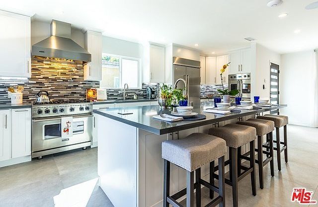 Kitchen and Great Counter Spaces