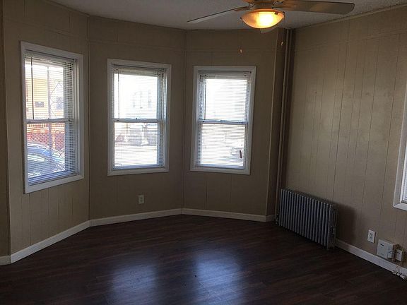 5th image of 34 Grosvenor Ave #1