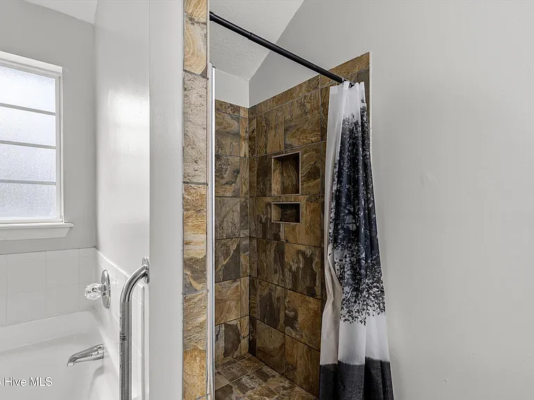 546 Jackson St — Photo 33