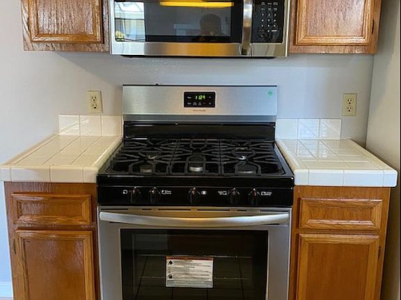 Brand new gas oven/cooktop and microwave.