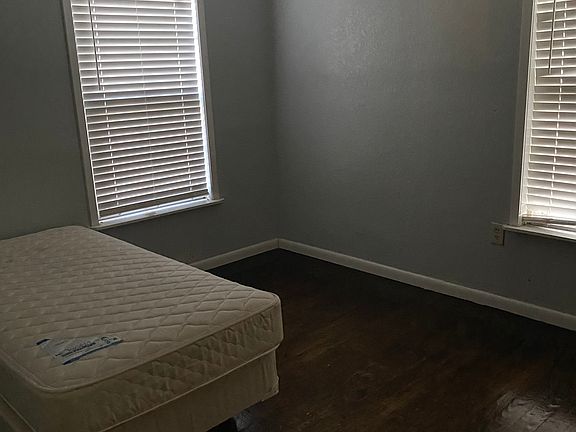 3rd image of 403 Brandenburg Ln