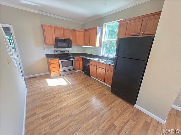 4th image of 230 Roberts St