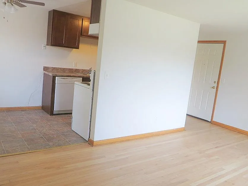 3 bed, 950 sqft, $1,399 — Photo 4