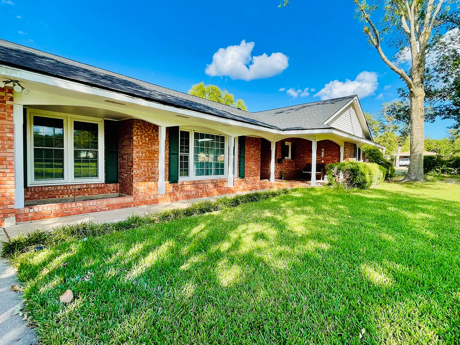 3 bed, 2.5 bath, 2566 sqft, $3,000 — Photo 1