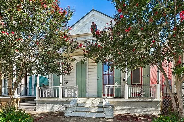 2327 Dauphine St — Photo 1