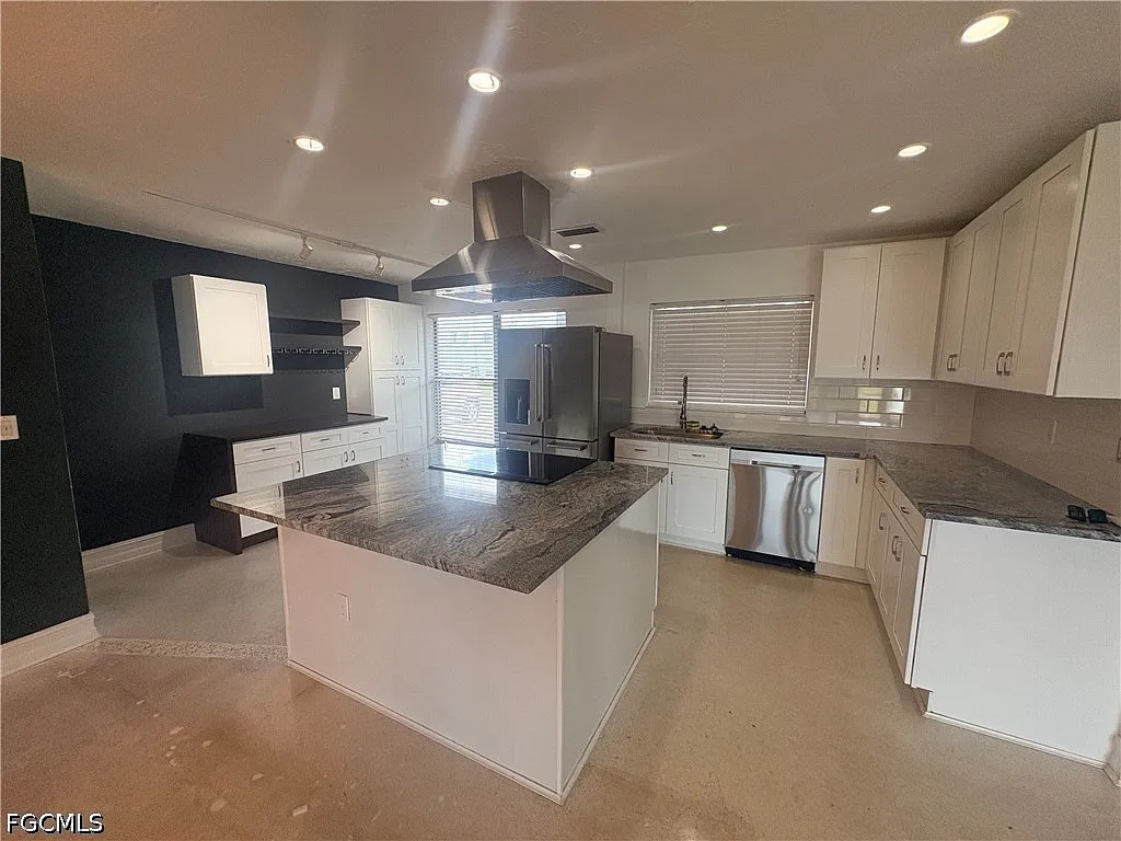 3 bed, 2.0 bath, 1482 sqft, $2,200 — Photo 2