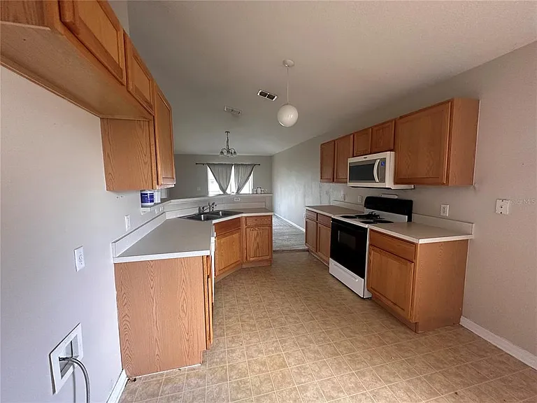 2529 SW 156th Pl — Photo 9