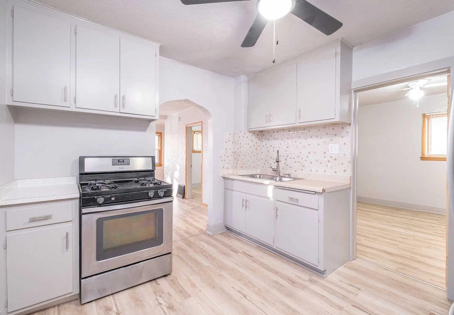 2 bed, 1.0 bath, 811 sqft, $1,348 — Photo 4