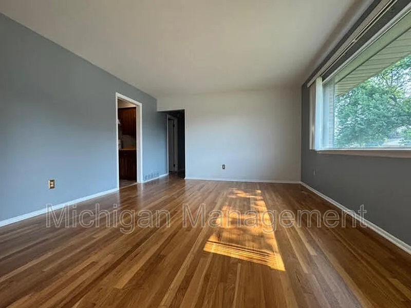 3 bed, 2.0 bath, 1195 sqft, $2,400 — Photo 3