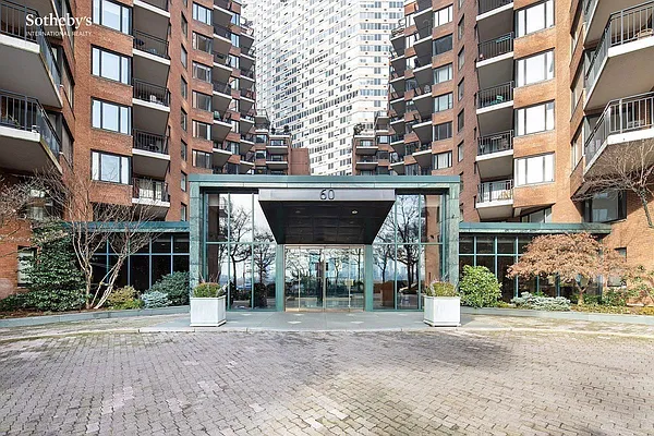 Rented by R New York | media 9