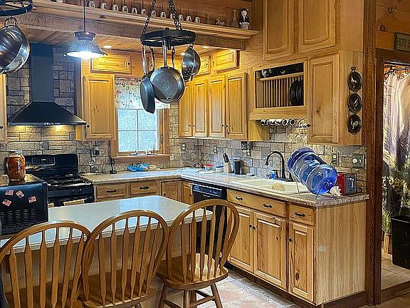 Kitchen with breakfast bar